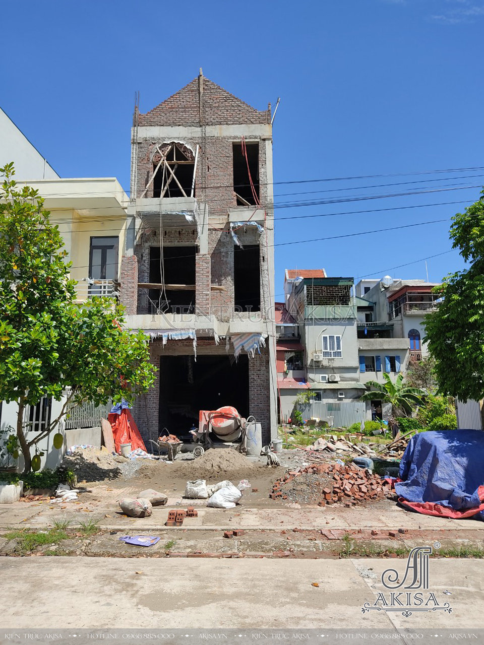 hình ảnh thi công nhà phố 3 tầng mái Thái tại Quảng Ninh