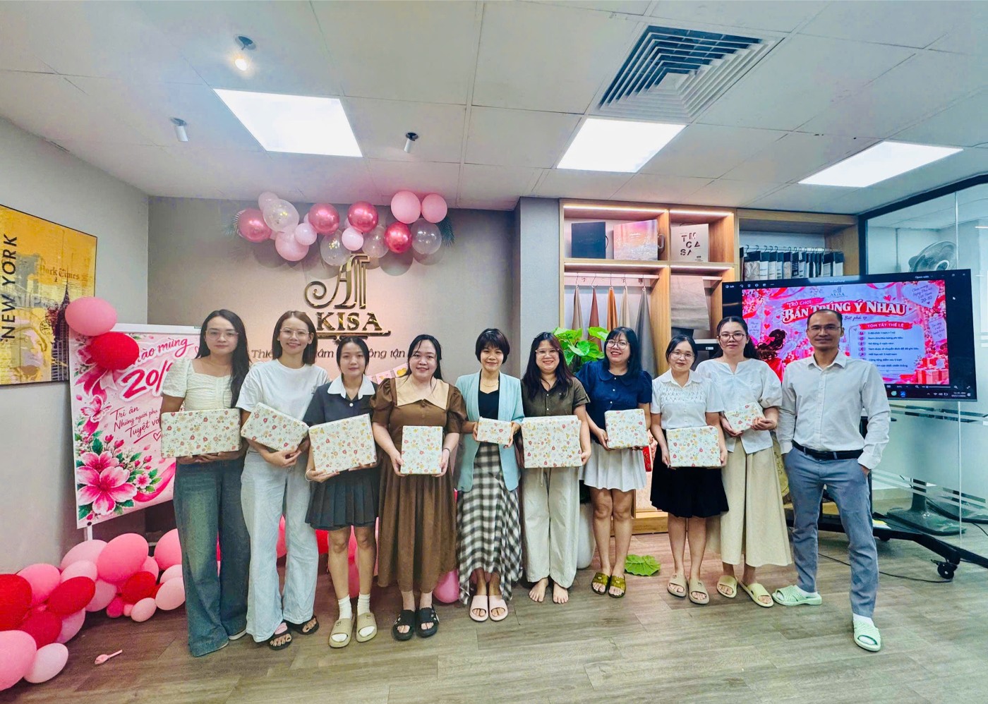 Những nụ cười rạng rỡ của các nữ nhân viên AKISA khi đón nhận những phần quà ý nghĩa nhân ngày 20/10 của lãnh đạo công ty