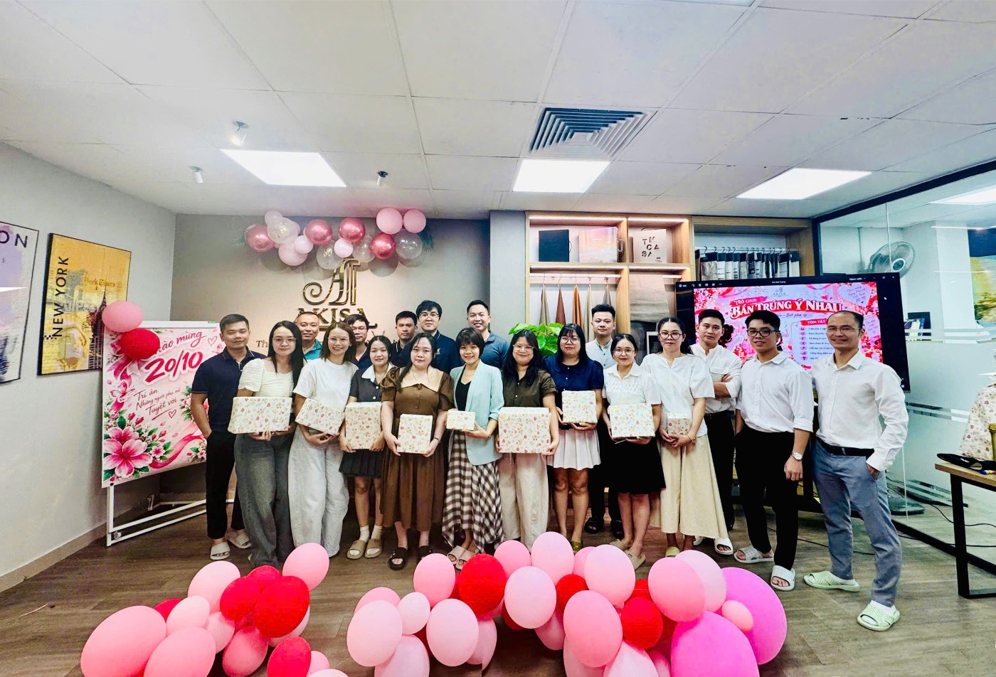 Tập thể cán bộ, nhân viên AKISA cùng lưu giữ khoảnh khắc đáng nhớ trong chương trình chào mừng Ngày Phụ nữ Việt Nam 20/10