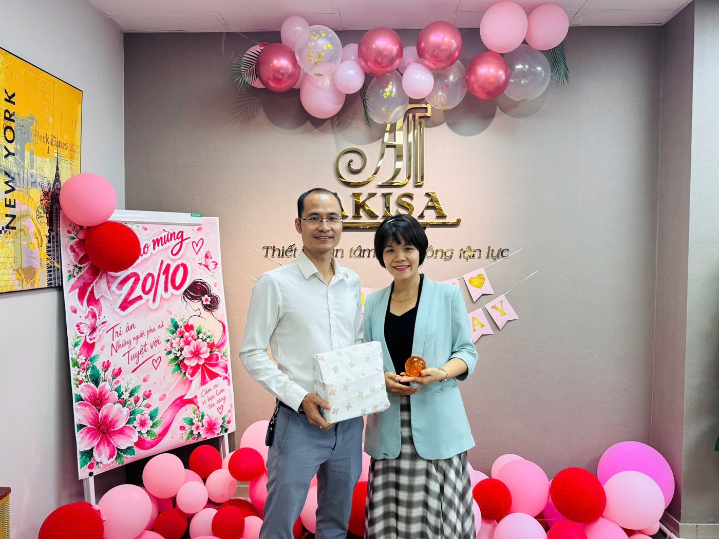 Những phần quà ý nghĩa được trao gửi như lời cảm ơn và sự trân trọng dành cho những đóng góp của phái đẹp tại AKISA