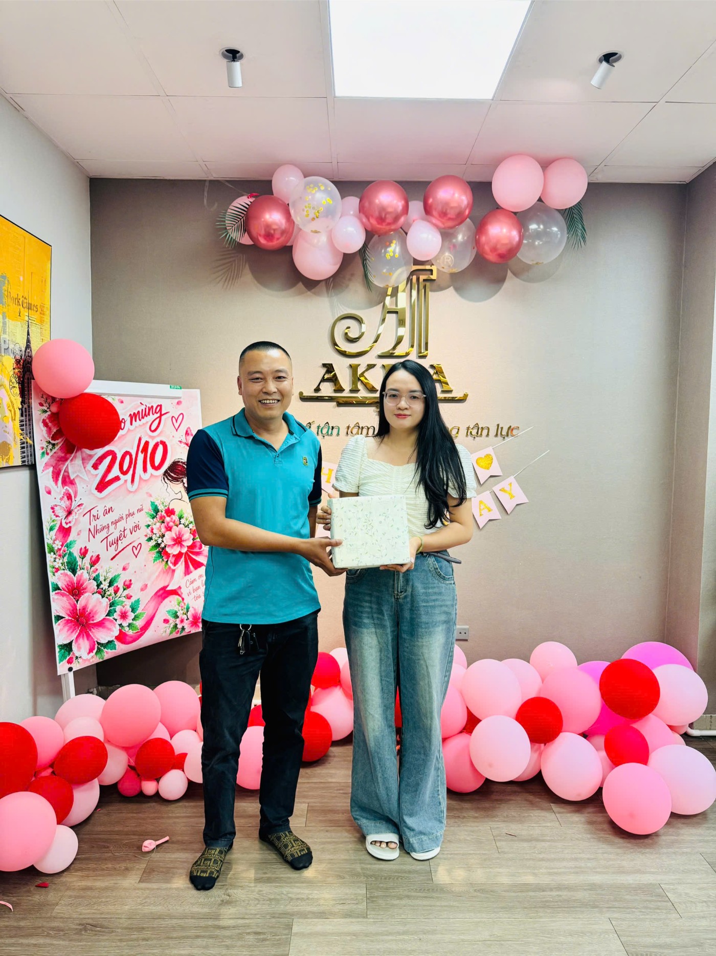 Niềm vui và những nụ cười trong khoảnh khắc trao quà đã góp phần tạo nên một ngày 20/10 thật đáng nhớ tại AKISA
