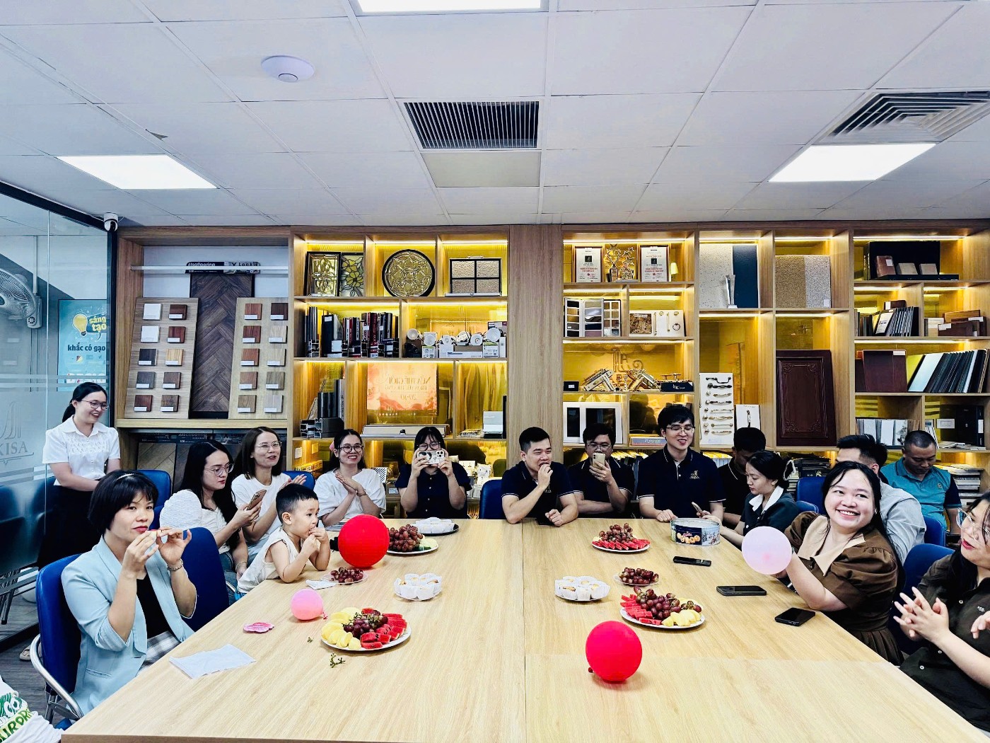 Không khí gần gũi, ấm áp khi các thành viên AKISA cùng trò chuyện, giao lưu và chia sẻ những khoảnh khắc vui vẻ