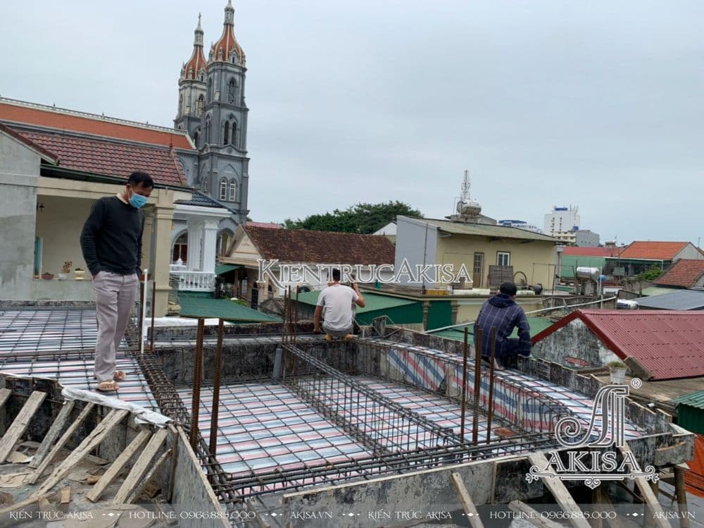 Hình ảnh thi công mẫu nhà biệt thự 2.5 tầng cổ điển đẹp