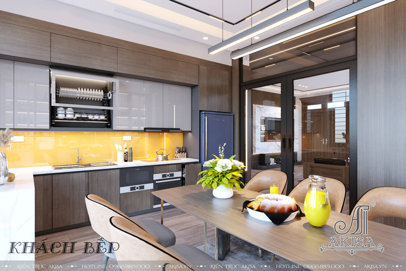 Phòng bếp rực rỡ, bắt mắt với tông màu trắng, vàng cùng hệ cửa kính thông thoáng, kết nối với thiên nhiên